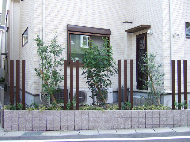立込みと植栽のナチュラル感覚な目かくし 大津市 | 京阪グリーン | ...