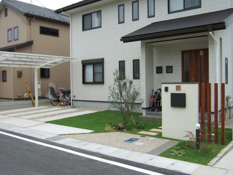 芝生の緑に映える白い家 守山市 | 京阪グリーン | 滋賀・京都・大阪...