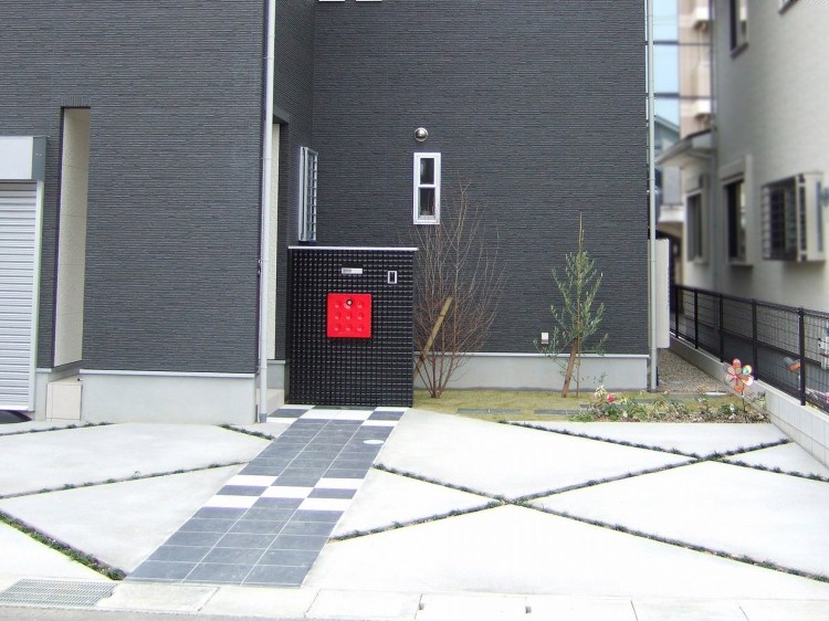 とびっきり個性的な赤と黒の門柱 栗東市 | 京阪グリーン | 滋賀・京...