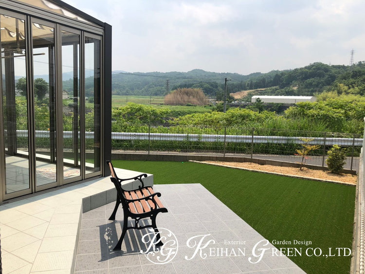 芝生のお庭に映えるタイルテラスとガーデンルーム 大津市 | 京阪グリー...