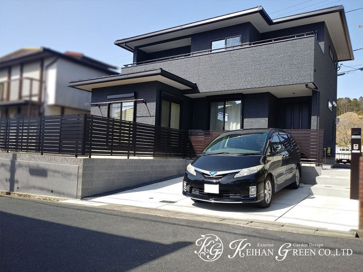 黒を基調に建物と調和したベーシック外構 大津市 | 京阪グリーン | ...