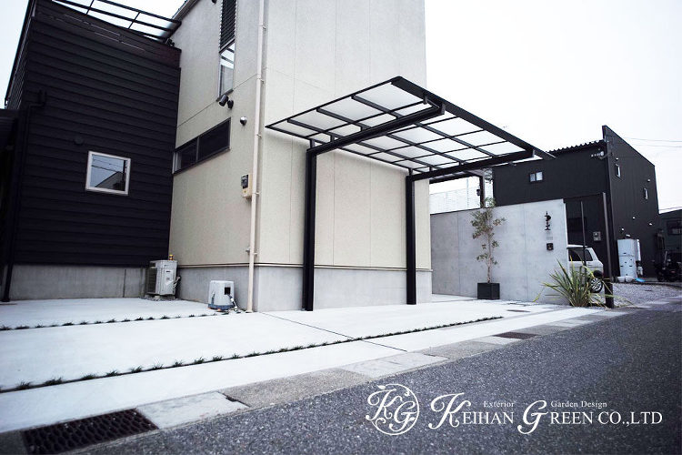 大きなデザインウォールと太い梁のアプローチ屋根がおしゃれな外構 彦根市...