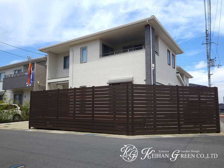 庭一面のウッドデッキで開放的なアウトドアリビング 京田辺市 | 京阪グ...