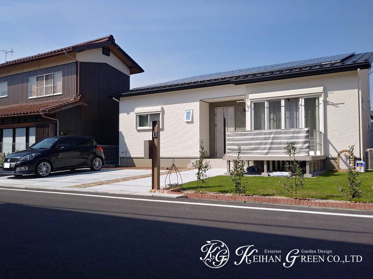 白い平屋建ての建物を引き立てるシンプルナチュラル外構 彦根市 | 京阪...