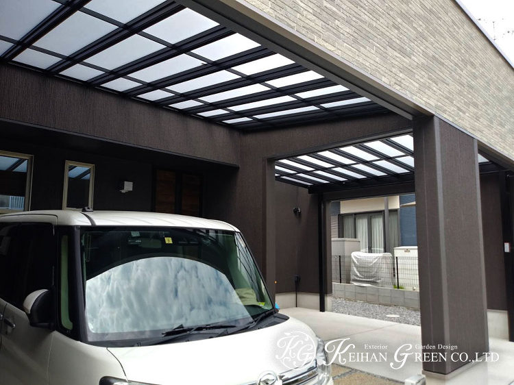 カーポート?アプローチまでフラットな屋根がスタイリッシュな外構 彦根市...