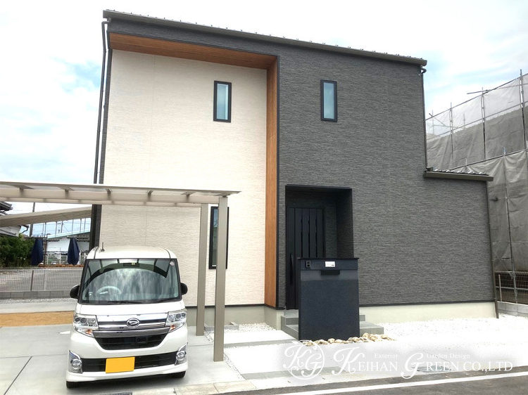 黒い門柱がアクセント。モノトーンのシンプル外構 野洲市 | 京阪グリー...