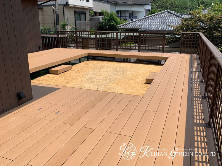 回廊のように窓をつなぐウッドデッキ 京都市 | 京阪グリーン | 滋賀...