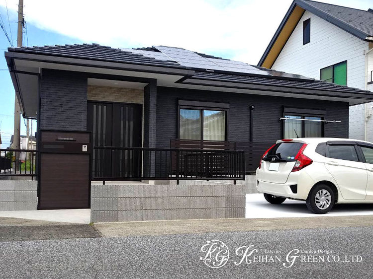 黒を基調に平屋の建物と調和したベーシック外構 米原市 | 京阪グリーン...