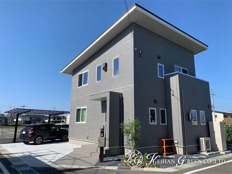 シンプルモダンな建物に機能門柱でナチュラルさと落ち着きをプラス 栗東市...