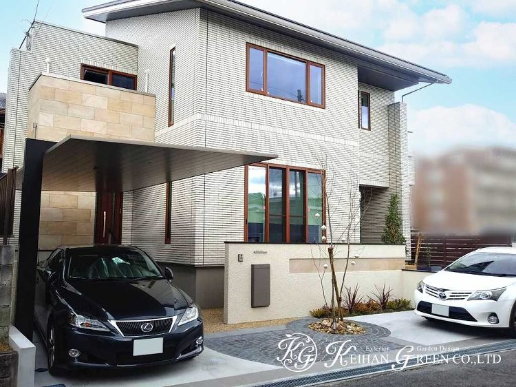 スタイリッシュなカーポートが光るモダンな外構 草津市 | 京阪グリーン...