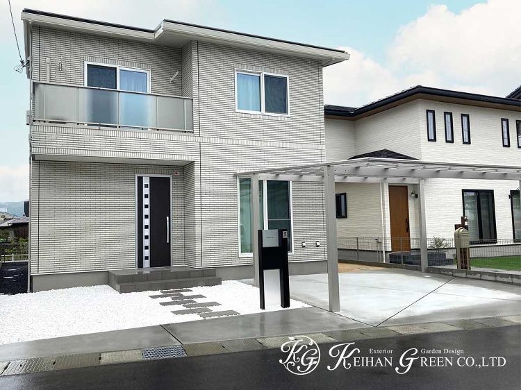 モノトーンでまとめたシンプルスタイリッシュ外構 湖南市 | 京阪グリー...