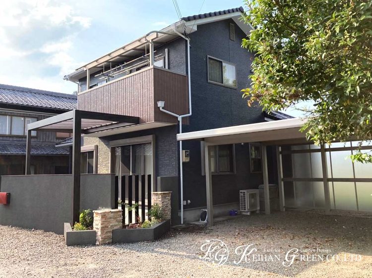 天然木のようなタイルデッキでナチュラルなアウトドアリビング空間 日野町...