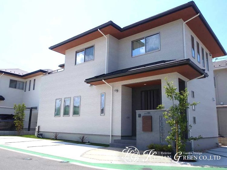 ガラスブロック門柱のおしゃれな洋風外構 草津市 | 京阪グリーン | ...