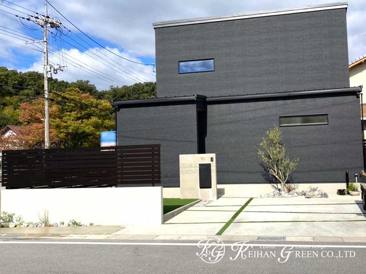 RC風塗装で仕上げた塀がポイントのシンプルモダン外構 彦根市 | 京阪...