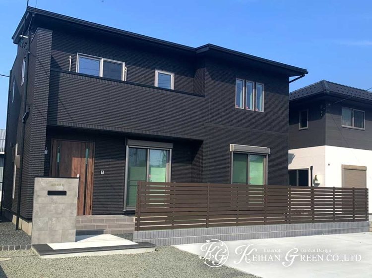 落ち着いた色合いの門柱で上質感のある門まわり 長浜市 | 京阪グリーン...