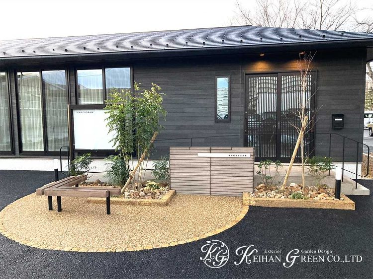 街並みにも調和するモダンな自治会館の外構 彦根市 | 京阪グリーン |...