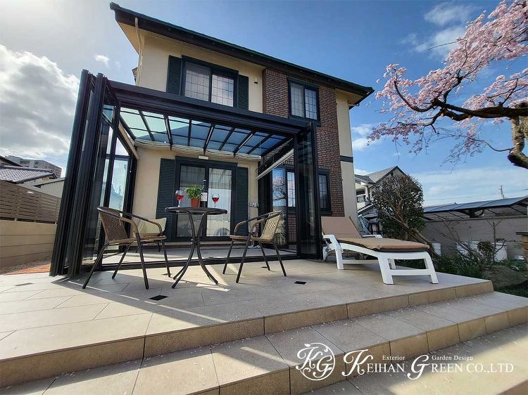 お庭とおうちの境界を感じさせないアウトドアリビング 大津市 | 京阪グ...