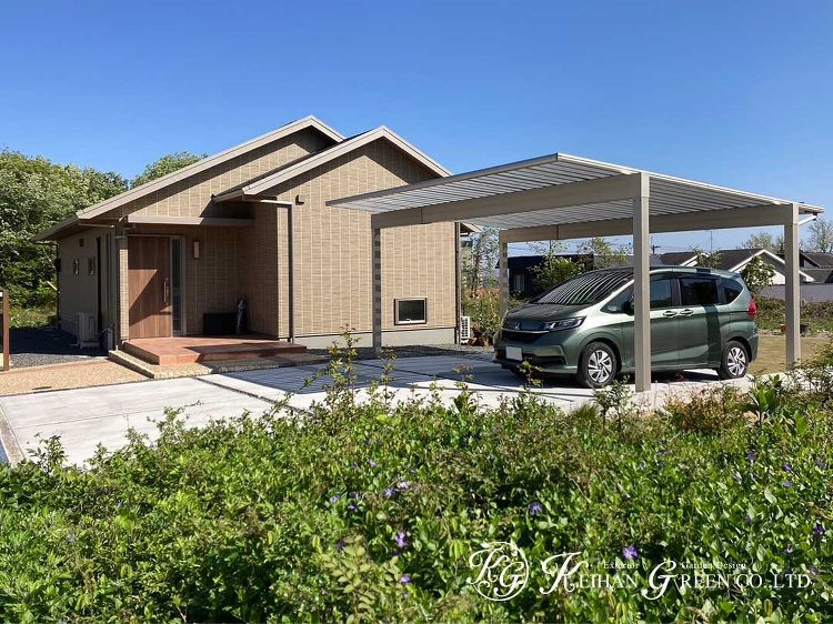 シンプルナチュラルな平屋建てのお庭と外構 大津市 | 京阪グリーン |...