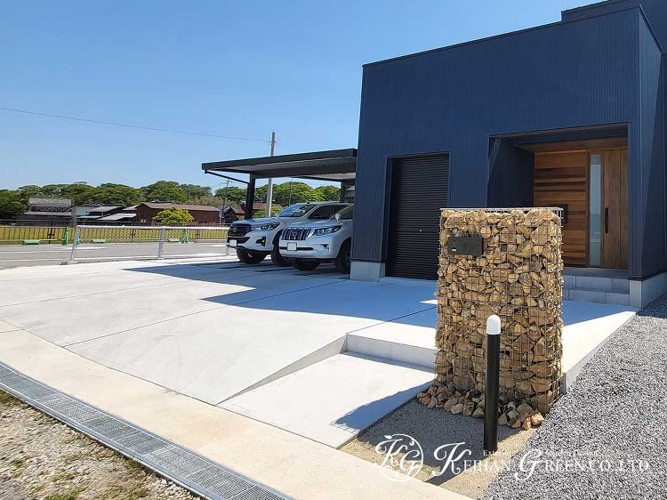 PCフェンスとガビオンがお洒落な西海岸風のオープン外構 彦根市 | 京...