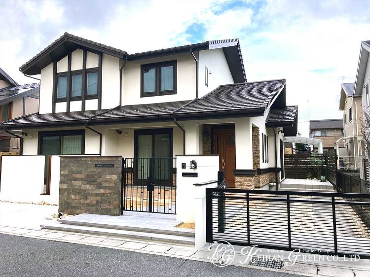 気品あふれる石調タイルが目を引くクローズ外構 大津市 | 京阪グリーン...