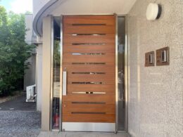 着色ウレタンクリアー仕上の玄関ドア [施工事例] | 安田塗装