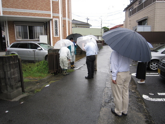 雨の境界立会い - 神奈川県小田原市にあるデザイン建築設計の天工舎一級...