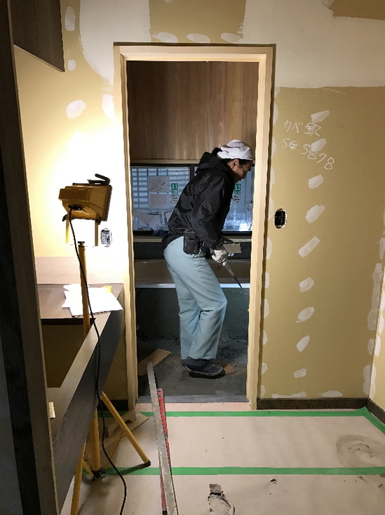 黙々と仕事をするタイル屋さん - 神奈川県小田原市にあるデザイン建築設...