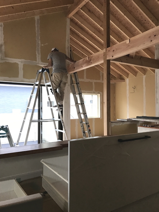 パテ処理中 - 神奈川県小田原市にあるデザイン建築設計の天工舎一級建築...