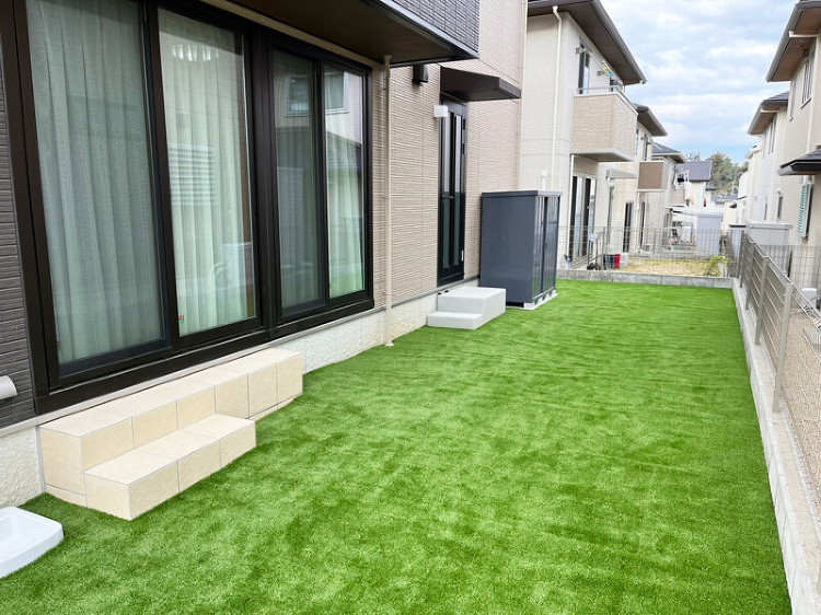 人工芝をプールの下に敷く時に気を付けたい3つのポイント | 奈良の庭の...