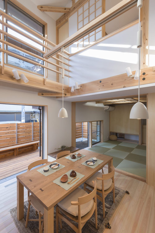 吹き抜けが光を運ぶ、建て替えで実現した終の棲家「天地居」 | 岡庭建設...