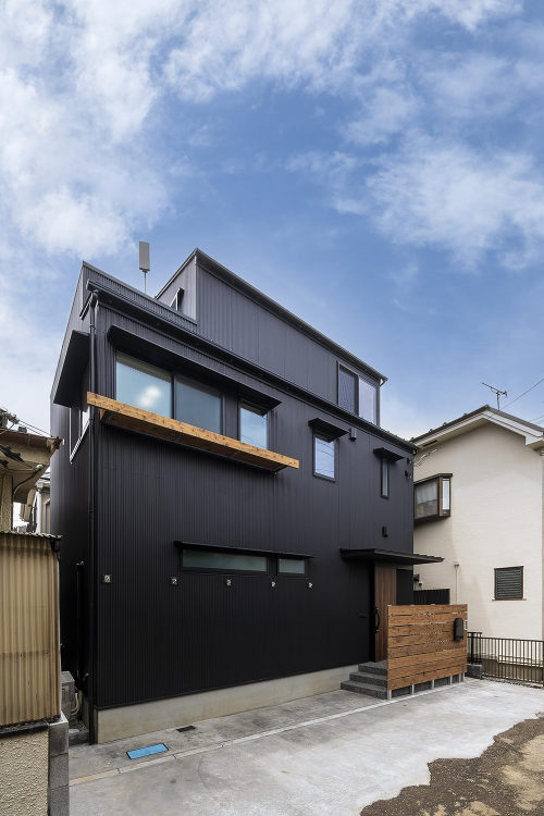 限られた敷地で豊かに暮らす｜無垢材×アイアンが映えるコンパクトな住まい...