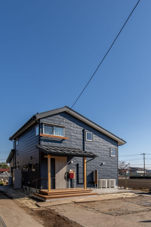 ほぼ平屋の家｜1階完結型×国産材の心地よさを感じる住まい｜吹き抜けでつ...