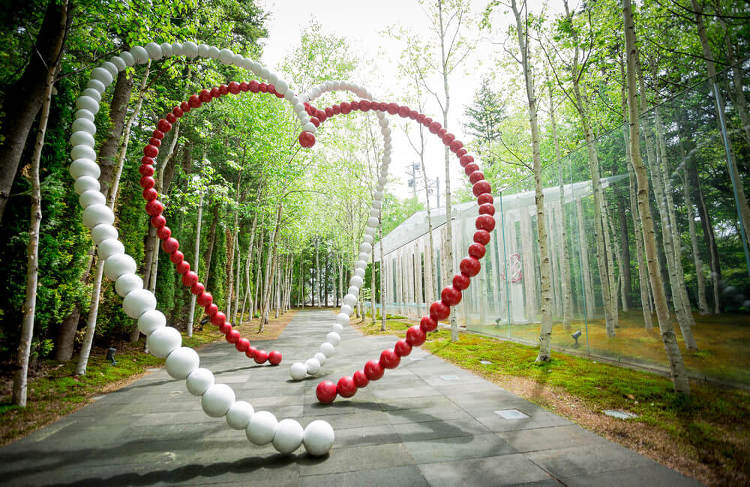 風通る白樺と苔のチャペル