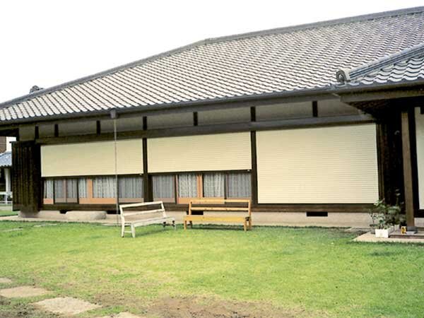 アルラックス、後付け可能な電動窓シャッター :: リフォーム産業新聞