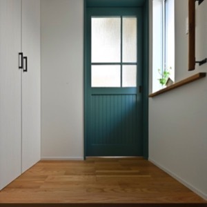 玄関収納に必須のハンガーパイプ。上着やグリーンをさっとかけて | リノ...