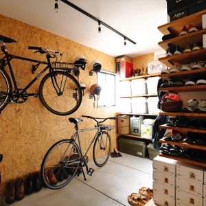 愛用のギアでキャンプへGO!アウトドアの収納は、土間におまかせ | リ...