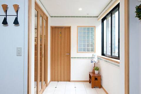 たっぷりの収納と明るいサンルーム | リノベーション・リフォーム・新築...