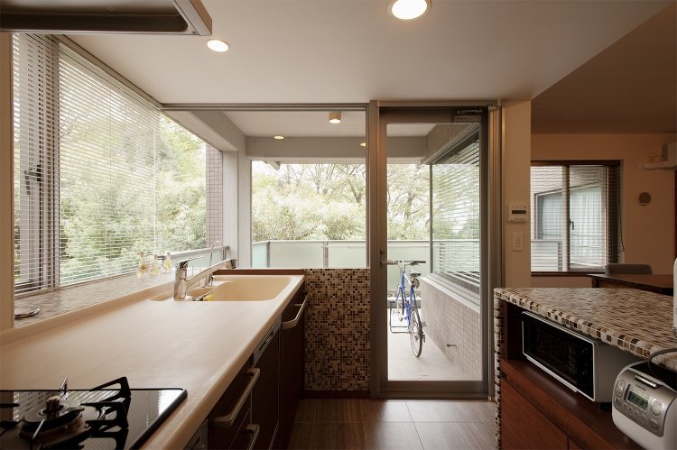 森の緑がごちそう!開放感たっぷりのキッチンとダイニング | リノベーシ...