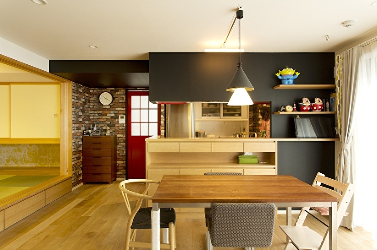 倉庫を住まいにコンバージョン。スパイシーな二世帯住宅 | リノベーショ...