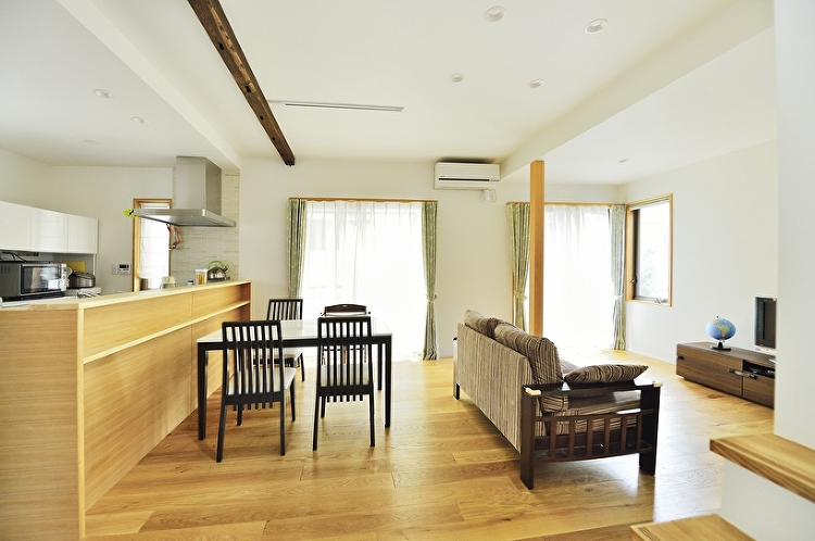 広いリビングは子供たちの遊び場！ 子育て応援ハウス | リノベーション...