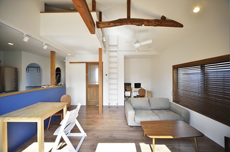 子育てママに嬉しいランドリーに家事スペース。明るい2階リビングの住まい...