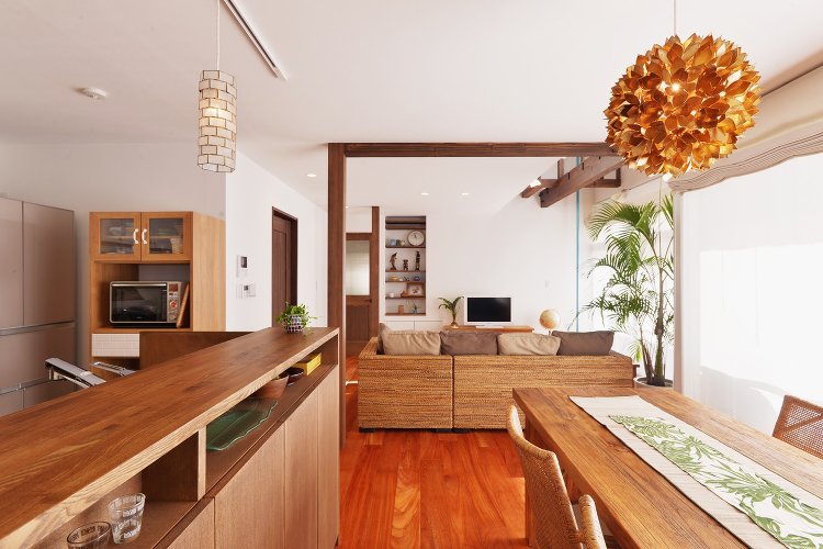 吹抜けのある開放感たっぷりのリビングで、家族がつながる明るい住まい |...