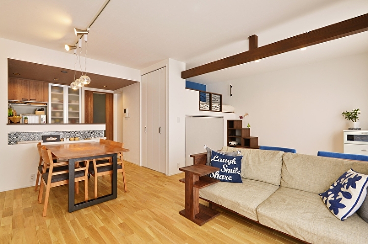 無垢材の床の温もりが心地よい、明るく開放的なリビングが実現 | リノベ...