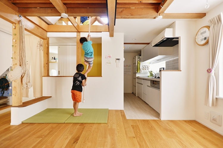 こんどは僕の番だよ！ターザンごっこのできる吹抜けリビング | リノベー...