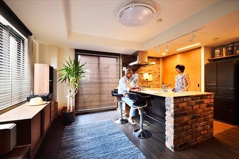 珪藻土と木のぬくもりに包まれた、バーカウンターのあるリビング | リノ...