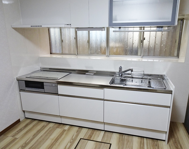 鹿児島市のキッチン施工事例｜T様邸｜リクシル「アレスタ」昇降式吊戸棚で...