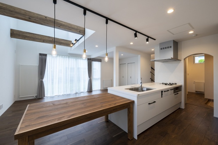 吹抜けから明かりがおちる仲良し家族の家｜ココ・カラ｜施工事例｜竹内建設