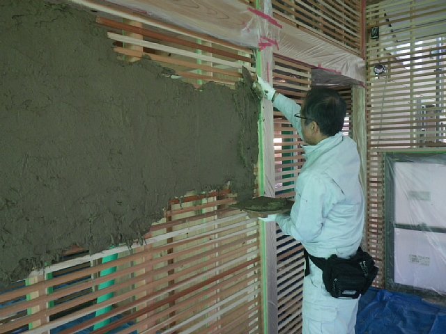 DIYで土壁、荒土塗り＆参加型家造り。住まい手自ら荒土を塗って壁を仕上...