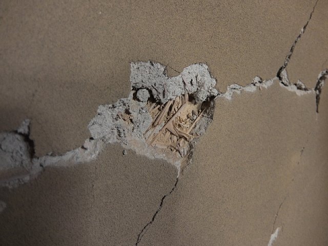 阪神淡路大震災で割れたであろう土壁のひび跡 | 土壁・蓄熱のトヨダヤス...