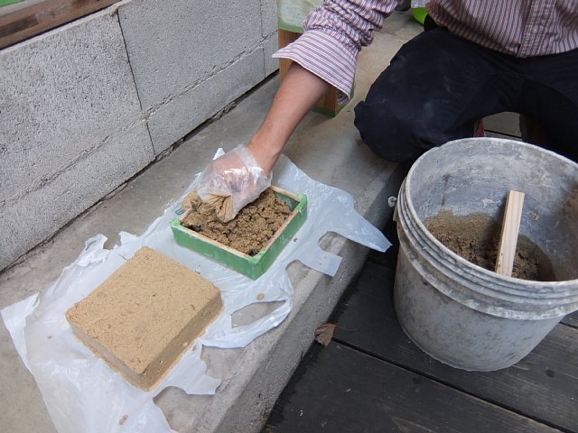 日干しレンガ風三和土をつくってみた。通常より、ちょい硬めと硬めの2種で...